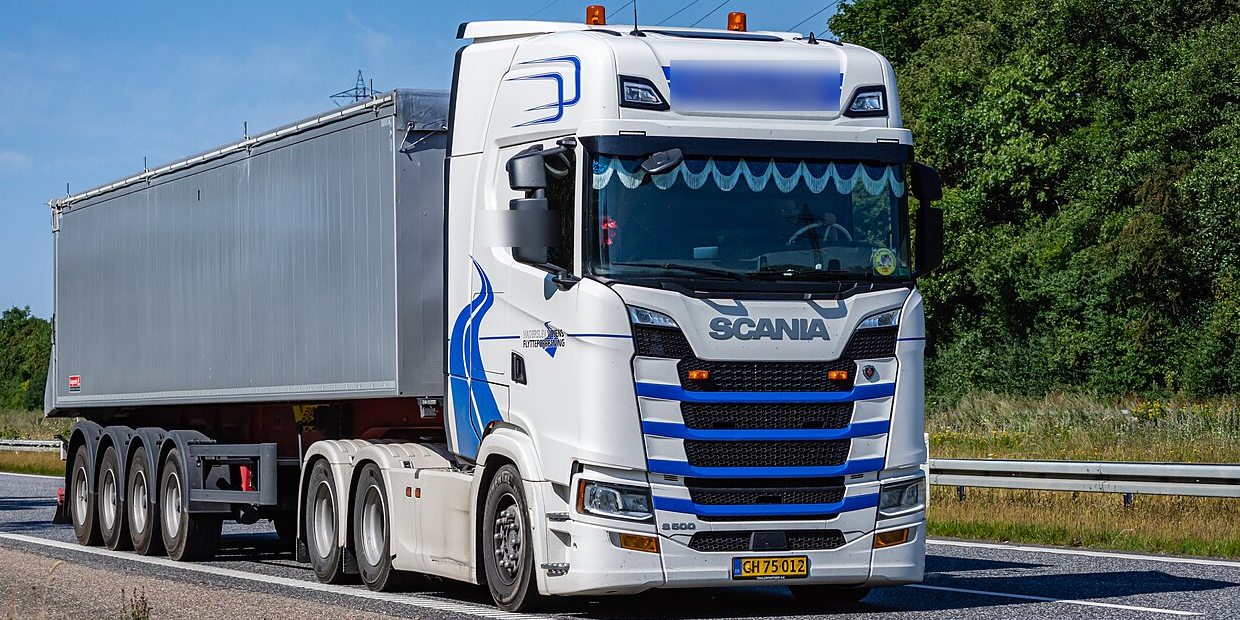 Ciągnik siodłowy Scania serii S z naczepą
